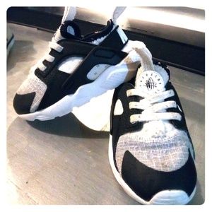 Size 7 kids White and Black Huarache